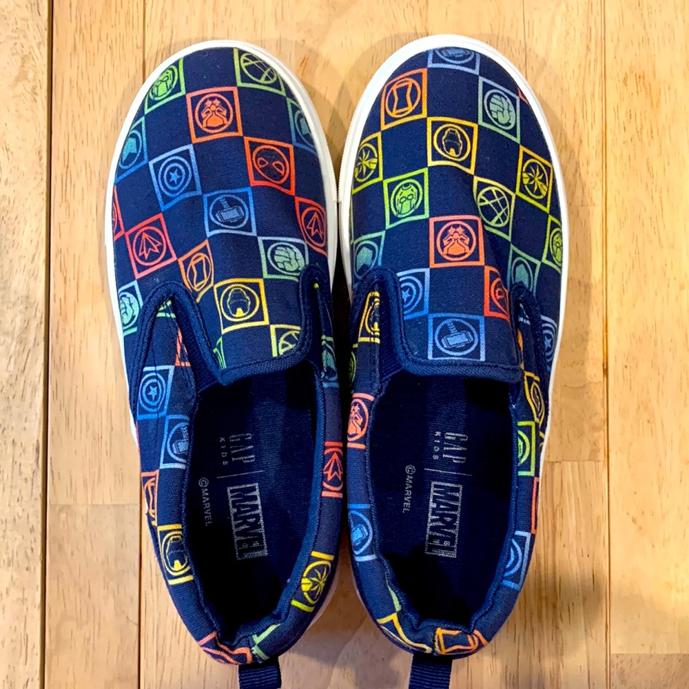 Kids Marvel slip on tennis shoes